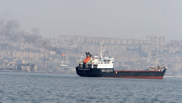 Выживший экипаж пылающего в Каспийском море танкера РФ доставят в Астрахань как минимум через 2 дня