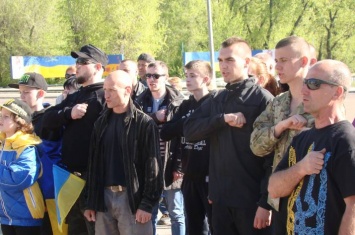 В прифронтовом городе Луганщины массово скандируют: «Слава Украине» (видео)