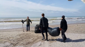 В Коблево владельцы баз отдыха самостоятельно очистили побережье от мусора