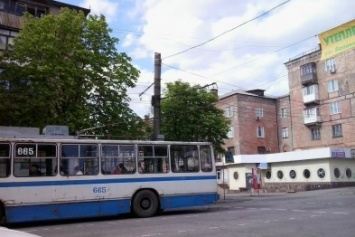 В Кривом Роге школьников с СевГОКа возят на "махалки" ко Дню города на одном троллейбусе, а другой стоит поломанный и ждет помощи больше двух часов (ФОТО)