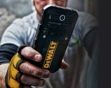 Dewalt представила защищенный смартфон MD 501 с беспроводной зарядкой