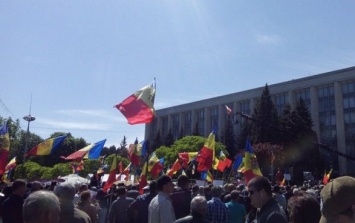 Массовые протесты в Молдове: в центре Кишинева митингующие со всех регионов страны выступают против правительства