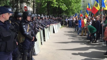 Протесты в Кишиневе переросли в стычки с полицией