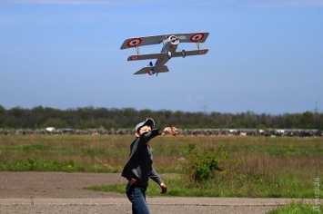 Юные авиаторы подняли в небо над Одессой десяток моделей самолетов