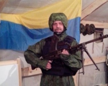 Боевик Бес позирует на фоне флага Украины (ФОТО)