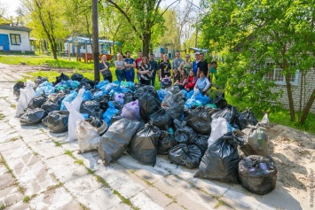 Фотофакт: Запорожцы собрали на Хортице рекордное количество мусора