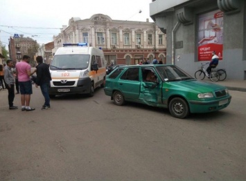 В Харькове "Skoda" столкнулась с мотоциклистом