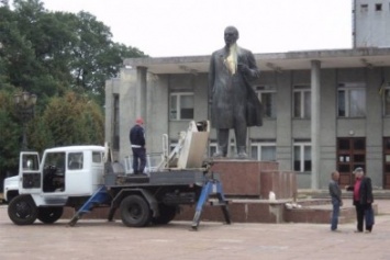 На Черниговщине мэр продает Ленина за миллион