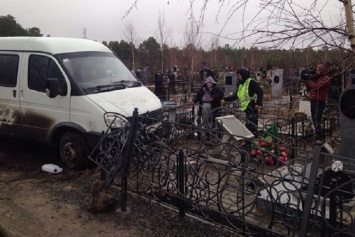 Пьяная женщина на "Газели" устроила погром на кладбище