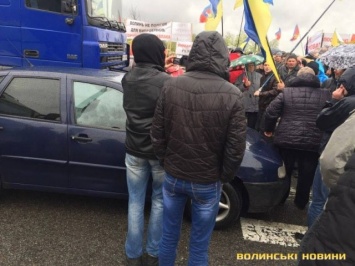 В Волынской обл. активисты разблокировали международную трассу