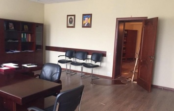 Активисты выбили дверь в кабинет начальника Волынской таможни