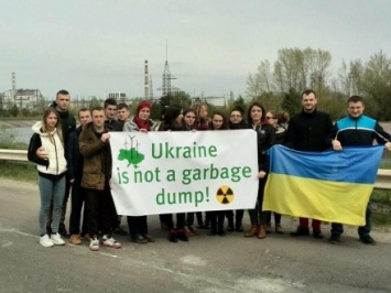 Представители "зеленой молодежи" из разных стран провели флешмоб в Чернобыле