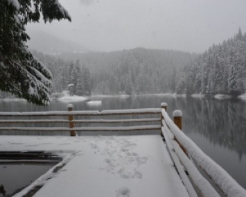 Зима в апреле - озеро Синевир засыпало снегом (ФОТО)