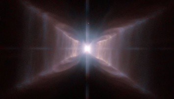 «Хаббл» запечатлел загадочный «красный квадрат» в космосе