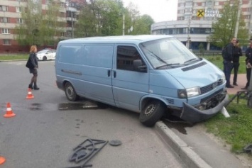 В Чернигове пьяный водитель на служебном авто едва не врезался в танк