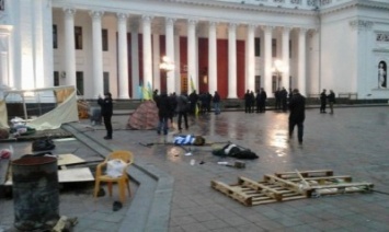 В Одессе митингующие заблокировали здание горсовета после ночного нападения на них