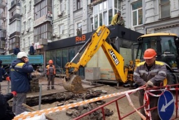 На Бессарабке демонтируют скандальную пристройку (ФОТО)