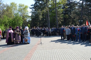 В Симферополе торжественно открыли аллею "Защитникам от радиационной опасности"