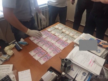 Земельных чиновников, пойманных на взятке в $26 тыс., амнистировали
