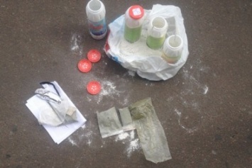 В Житомире парень гулял с пакетами марихуаны и метадона