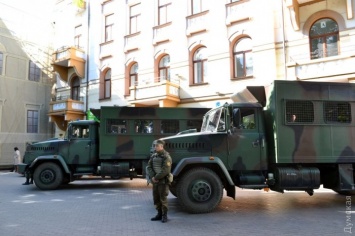 Мэрию Одессы охраняет подразделение Национальной гвардии и бывший "Беркут"