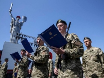 Около 4 тысяч военнослужащих продлили контракты в ВСУ