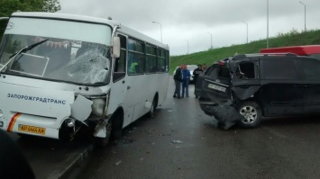 На Хортице водитель маршрутки врезался в легковушку (Фото)