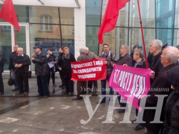 Коммунисты в Харькове раньше вышли на майский митинг, чтобы не портить Пасху