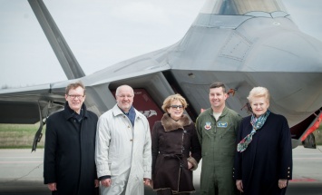 Два истребителя США F-22 Raptor прибыли в Литву