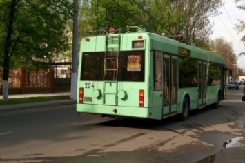 В Мариуполе ни одна из служб не хочет отвечать за сорваный на пр. Лунина, 3 контактный провод (ФОТО)