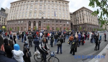 Под киевской мэрией митингуют защитники леса