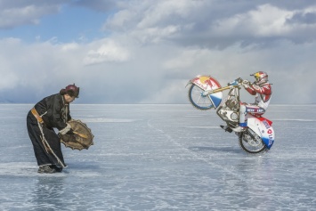 Чемпион мира по ледовому спидвею проверил лед Байкала