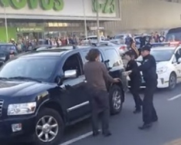 Водитель Infiniti подрался с полицейскими в Киеве (ВИДЕО)