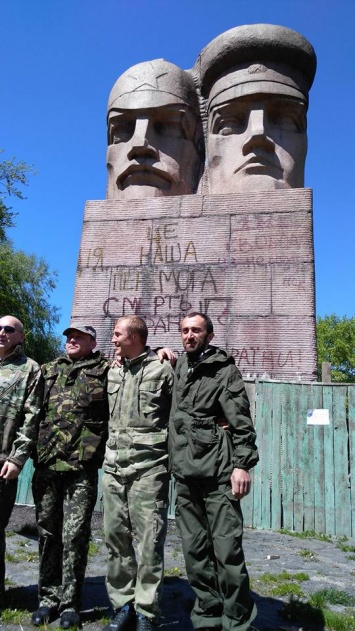 Активисты начали снос памятника чекистам в Киеве (фото)
