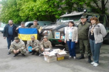Гвардейцев Славянска посетили волонтеры из Сумщины