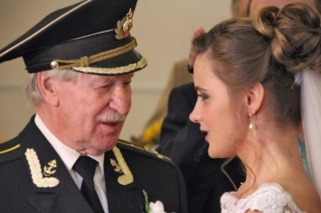 85-летний актер Иван Краско снялся с 25-летней женой в ретро-фотосессии
