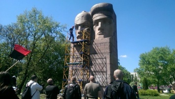 В Киеве демонтируют памятник чекистам