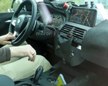 В сети появились шпионские фото салона кроссовера BMW X3
