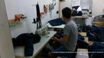 В Одесской области вьетнамцы подделывали одежду известных брендов (фото, видео)