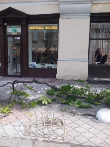 С памятника архитектуры в центре Одессы упала часть фасада