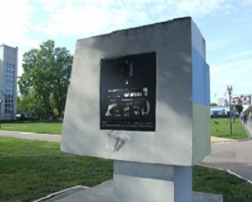 В Черкассах испортили краской памятник героям АТО (ФОТО)