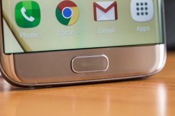 Фотофакт: сканер отпечатков пальцев в Samsung Galaxy S7 со временем покрывается царапинами
