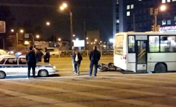 На Заневском проспекте мотоцикл влетел под колеса маршрутки
