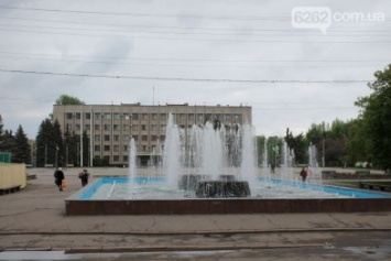 На Соборной площади Славянска включили фонтан