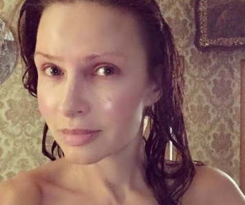 Эвелина Бледанс порадовала селфи без макияжа в честь Чистого четверга