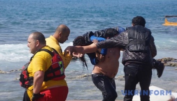 В Средиземное море с ливийского судна смыло около сотни мигрантов