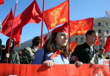 В Петербурге десятки тысяч человек участвуют в первомайской демонстрации