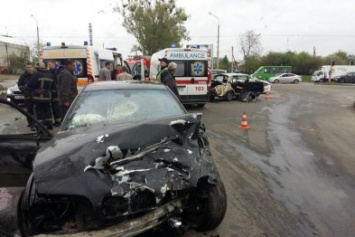 "Дрифт" трамвая и троллейбуса, разбитые "всмятку" авто с пятью пострадавшими, сбитый пешеход: аварии в Харькове