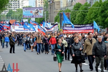 В Донецке провели "советское" шествие и митинг по случаю Первомая