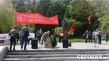 В центре Киева собрался митинг под красными флагами, в программе - "шашлыки с президентом"